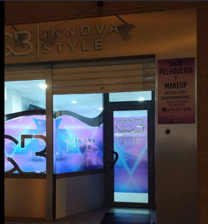 Fachada iluminada de CGB Innova Style